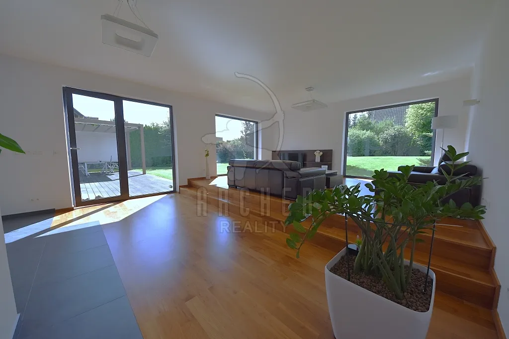 Prodej rodinného domu 300 m², pozemek 1000 m²